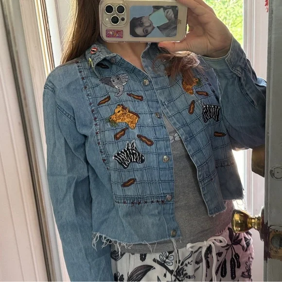 Vintage Embroidered cropped Denim Jacket with Animal Patches - Picture 3 of 9